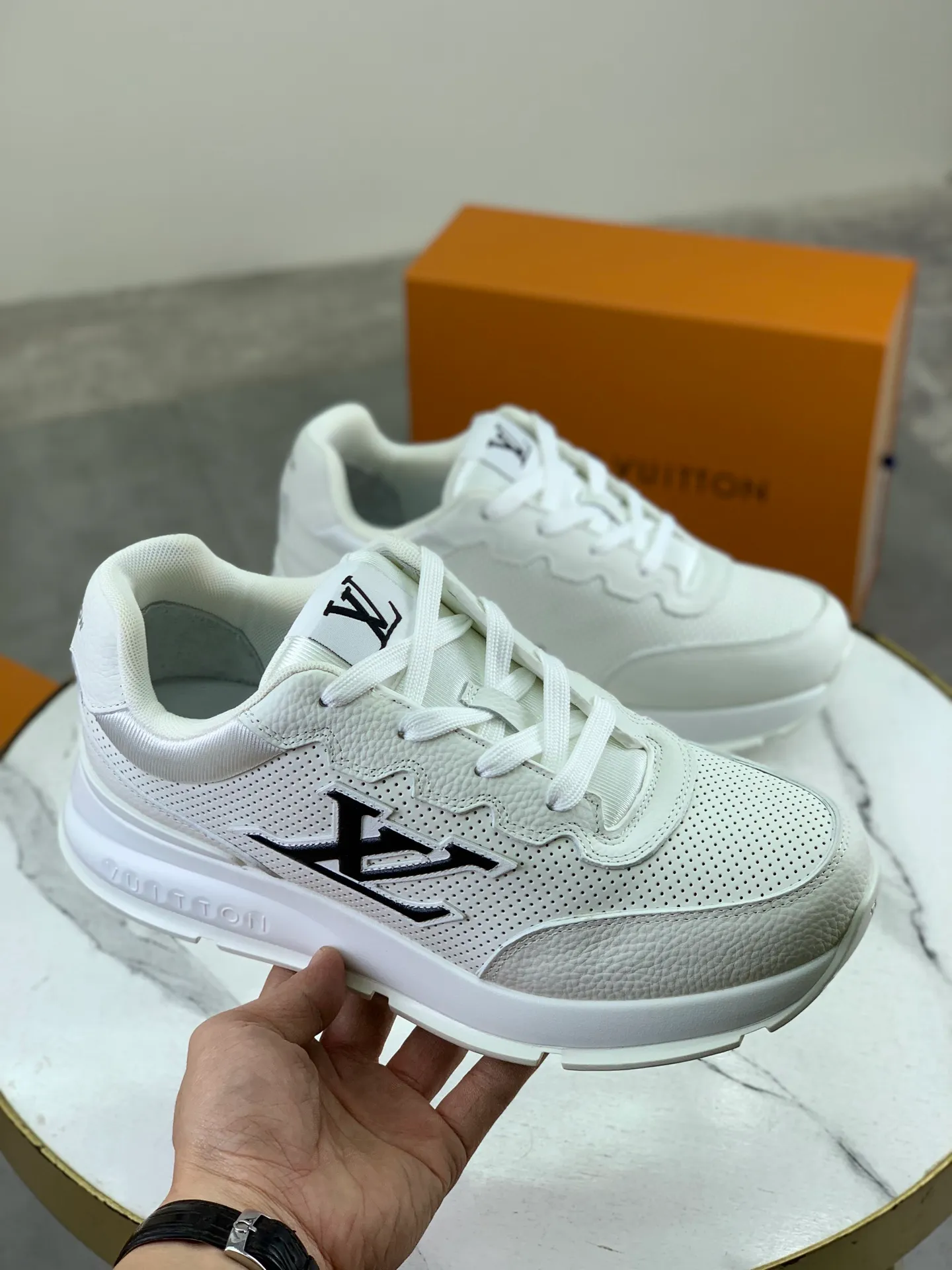 Factory price P700 💶 Top version [LOUIS VUITTON] Couple 🧑‍🤝‍🧑 Craftsman style Counter series (original order) New style 🍀LV Louis Vuitton - top version LV classic high-top trendy shoes! Made of imported original craft calfskin, original breathable lining, and original wear-resistant, lightweight, high-end TPU outsole! High quality products! 3️⃣ colors available, code numbers: female 35-39, male 39-44 (female 40, male 45 46 customized)